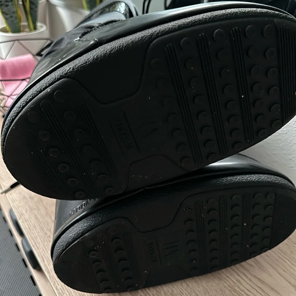 Moon Boots - Black Icon Glance Unisex Boots Size EU 39 - EU 41 (fits US 8- 9.5) - Picture 9 of 12